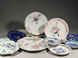 un grand nombre d'assiettes posées sur une table