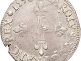 une vieille pièce d'argent ornée d'une croix