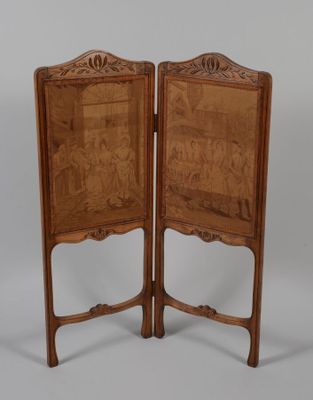 paire de chaises pliantes anciennes en bois, ornées de panneaux en bois sculpté