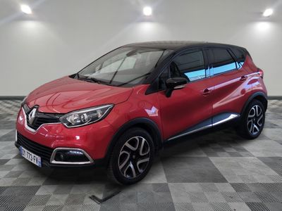 une voiture rouge est garée dans une grande pièce au sol en damier