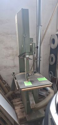 une machine posée sur une palette à côté d'un tas de bois