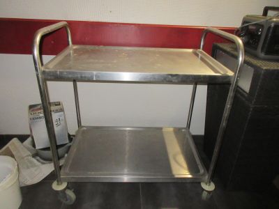un chariot en métal surmonté d'un plateau en métal