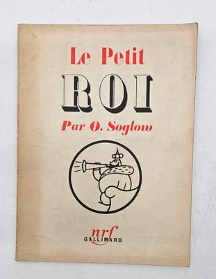 gros plan d'un livre sur une surface blanche