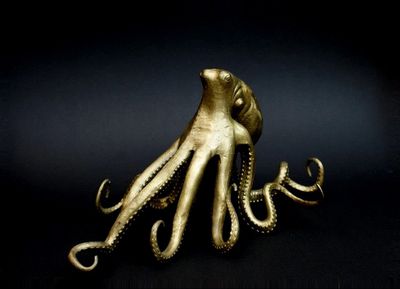 ART MODERNE (Océan) : Sculpture représentant un imposant pou…