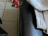 un banc noir recouvert d'une couverture, dans une cuisine