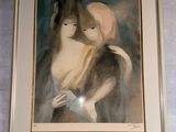 tableau représentant une femme et un chat dans une pièce aux murs bleus