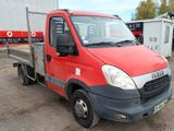 un camion rouge garé sur un parking
