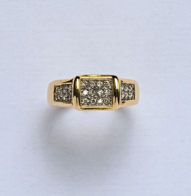 Bague en or 18K (750/oo) de deux tons ornée de 3 pavages de …