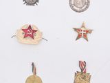 de nombreux insignes et médailles sur un fond blanc