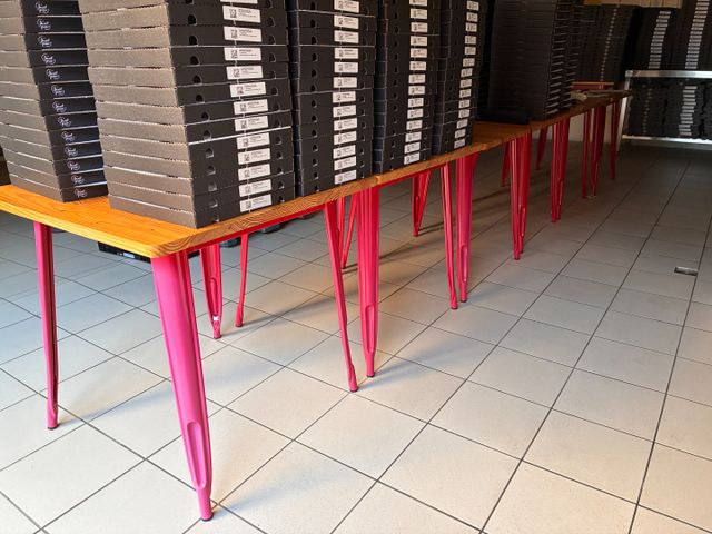 Seize tables de restaurant capacité 2/3 personnes, plateau en pin...