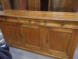 une image représentant une armoire en bois avec des tiroirs et des portes