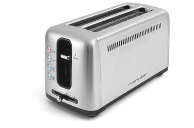 Le grille-pain est argenté et noir sur fond blanc.