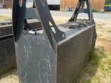 une photo d'une chargeuse compacte noire dans un champ