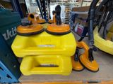 de nombreux types d'outils différents exposés dans un magasin