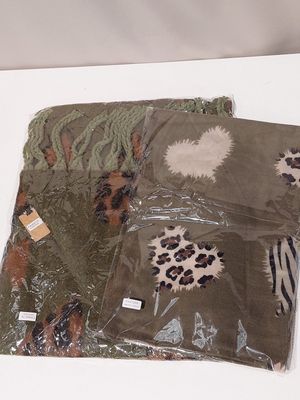 trois sacs de tissu posés sur une table, sur fond blanc