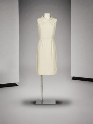 une image d'une robe sur un mannequin