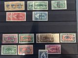 La collection de timbres est exposée dans une vitrine.