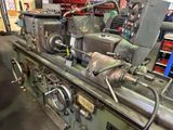 une machine qui se trouve dans une pièce avec de nombreux outils