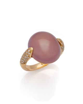 une bague en perle rose et diamants, signée Van Cleef