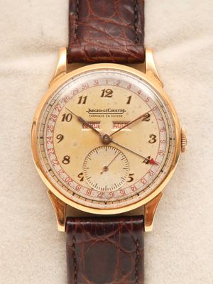 gros plan d'une montre-bracelet avec un bracelet en cuir marron