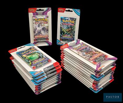 Plusieurs paquets de cartes Pokémon sont empilés les uns sur les autres