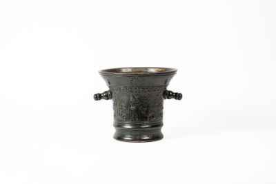 un vase noir posé sur une surface blanche