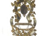 une photo d'une broche en or sur fond blanc