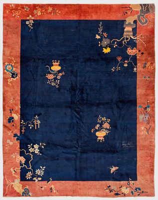 un tapis oriental bleu et orange orné de fleurs et d'oiseaux