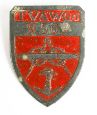 un insigne rouge et noir sur lequel figure un pistolet