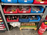 une étagère sur laquelle sont disposés de nombreux outils de toutes sortes