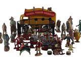 de nombreuses figurines posées sur une table