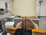 une lampe posée sur une table dans une pièce