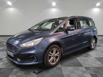 une Ford Grand Tourer bleue garée sur un sol à damier