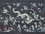 une photo d'un tableau accroché au mur, représentant des oiseaux et des fleurs