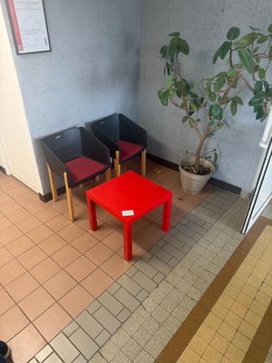 trois chaises et une table dans le coin d'une pièce