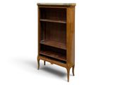 une image représentant une bibliothèque en bois avec une étagère