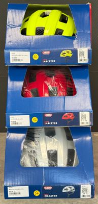 Trois cartons de casques sont empilés les uns sur les autres sur une table