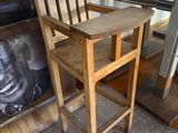 une chaise en bois et une table devant une cheminée