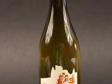 une bouteille de vin posée sur une table