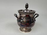un vase en argent posé sur une table