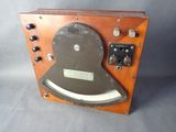 une photo d'une radio à l'ancienne avec un boîtier en bois