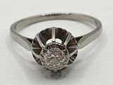 gros plan d'une bague en diamant sur une surface blanche