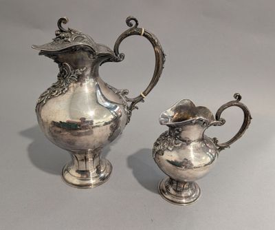 paire de théières anciennes en métal argenté, munies d'anses