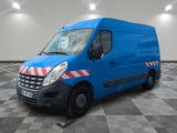 la photo d'une camionnette bleue garée dans une pièce