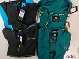 trois paires de vestes et de pantalons posées sur une table blanche