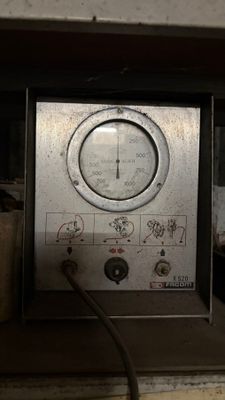 une horloge accrochée au mur
