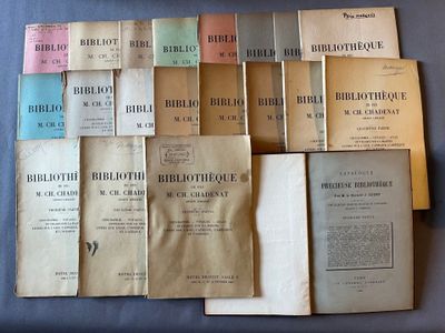 plusieurs vieux livres posés les uns sur les autres sur une table