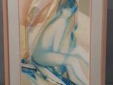 tableau encadré représentant une femme nue assise sur un lit dans une chambre