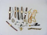 de nombreuses montres et bracelets posés sur une surface blanche