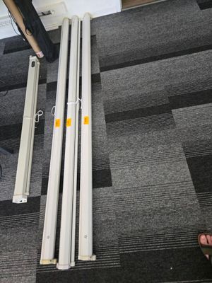 deux personnes debout sur un sol recouvert de moquette, près d'un radiateur